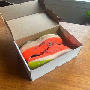 Saucony Endorphin Pro 2 - glow in the dark soles!